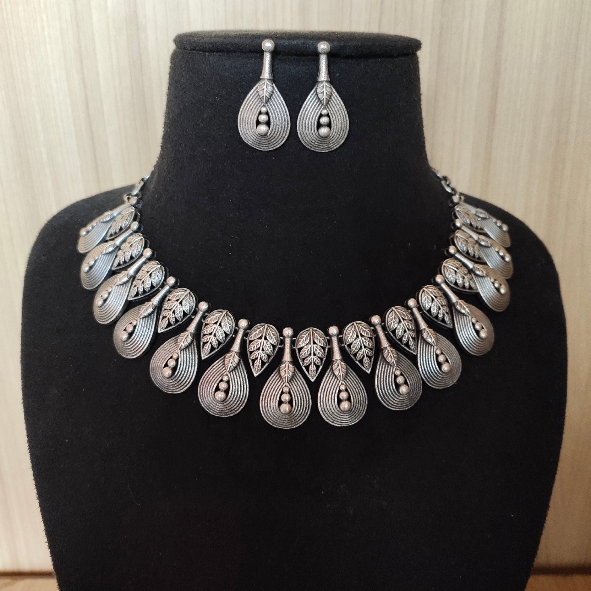 Tarini Teardrop Necklace Set
